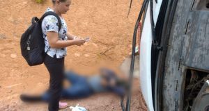 Vídeos: homem morre em capotamento de micro-ônibus na AM-010Segundo informações, o condutor saía de um ramal quando o micro-ônibus derrapou em uma curva e capotou. Vídeos: homem morre em capotamento de micro-ônibus na AM-010