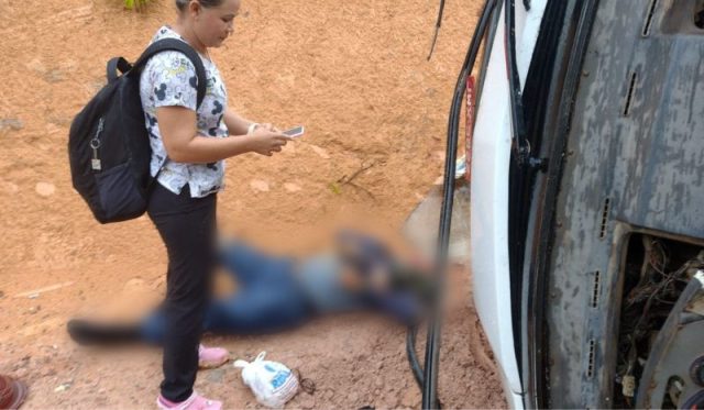 Vídeos homem morre em capotamento de micro-ônibus na AM-010 Vídeos: homem morre em capotamento de micro-ônibus na AM-010