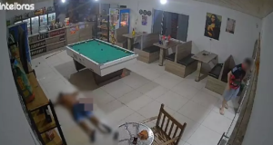 Vídeo: dois homens são executados a tiros em bar de NavegantesCâmeras de segurança flagraram dois homens sendo executados a tiros por dois suspeitos em um bar de Navegantes, no Litoral Norte de Santa Catarina. Vídeo: dois homens são executados a tiros em bar de Navegantes