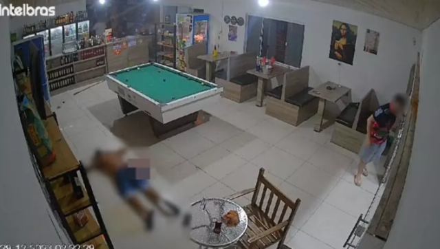 dois homens são executados a tiros Vídeo: dois homens são executados a tiros em bar de Navegantes