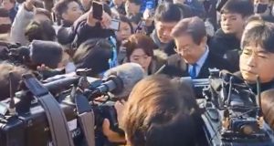 Assista ao momento em que Lee Jae-myung, líder da oposição na Coreia do Sul, sofre ataque com faca no pescoço Assista ao Momento em que Lee Jae-myung, Líder da Oposição na Coreia do Sul, Sofre Ataque com Faca no Pescoço