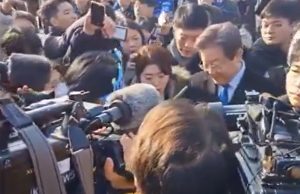 Assista ao momento em que Lee Jae-myung, líder da oposição na Coreia do Sul, sofre ataque com faca no pescoço Assista ao Momento em que Lee Jae-myung, Líder da Oposição na Coreia do Sul, Sofre Ataque com Faca no Pescoço