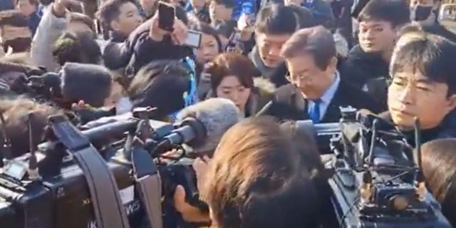 Assista ao Momento em que Lee Jae-myung, Líder da Oposição na Coreia do Sul, Sofre Ataque com Faca no Pescoço