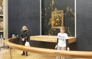 Ativistas jogam sopa na ‘Mona Lisa’ para protestar contra a fome Ativistas jogam sopa na 'Mona Lisa' para protestar contra a fome
