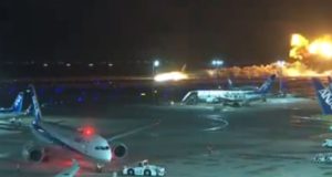 Vídeo: avião da Japan Airlines colide com aeronave da Guarda Costeira e pega fogo no Japão Vídeo: avião da Japan Airlines colide com aeronave da Guarda Costeira e pega fogo no Japão