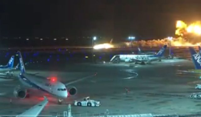 Vídeo: avião da Japan Airlines colide com aeronave da Guarda Costeira e pega fogo no Japão