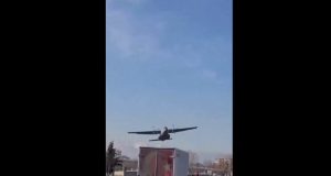 Avião militar turco sofre pane e faz pouso de emergência em rodovia Avião militar turco sofre pane e faz pouso de emergência em rodovia