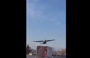 Avião militar turco sofre pane e faz pouso de emergência em rodovia Avião militar turco sofre pane e faz pouso de emergência em rodovia