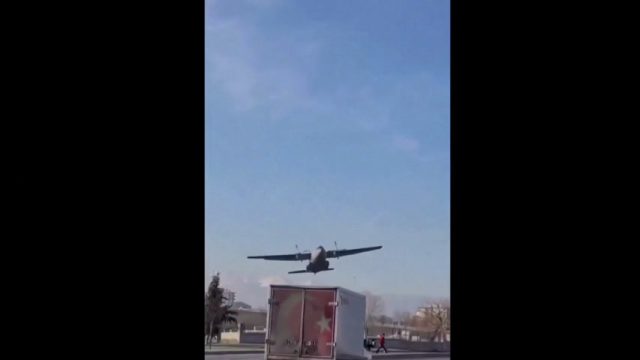 Avião militar turco sofre pane e faz pouso de emergência em rodovia Avião militar turco sofre pane e faz pouso de emergência em rodovia