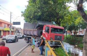 Caçamba invade canteiro central após motorista passar mal em Manaus Caçamba invade canteiro central após motorista passar mal em Manaus
