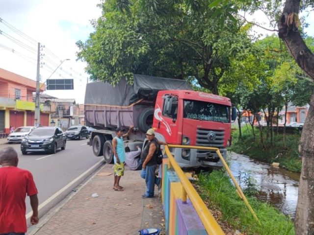 Caçamba invade canteiro central após motorista passar mal em Manaus