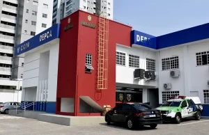 Criança de 7 anos é resgatada pela PM após ser abandonada pela mãe Criança de 7 anos é resgatada pela PM após ser abandonada pela mãe