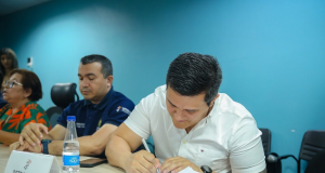 Detran Amazonas assina portaria que regula autorizações para eventos carnavalescos em vias e locais públicosA instituição fiscalizará, de forma antecipada, veículos de apoio, carros de som, além de trios elétricos. Detran Amazonas assina portaria que regula autorizações para a eventos carnavalescos em vias e locais públicos