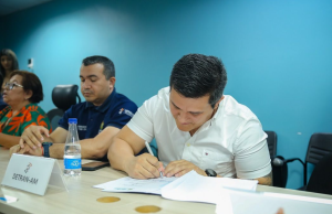 Detran Amazonas assina portaria que regula autorizações para eventos carnavalescos em vias e locais públicosA instituição fiscalizará, de forma antecipada, veículos de apoio, carros de som, além de trios elétricos. Detran Amazonas assina portaria que regula autorizações para a eventos carnavalescos em vias e locais públicos