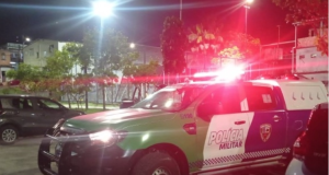 Dois jovens são baleados em beco na zona Oeste de Manaus Dois jovens são baleados em beco na zona Oeste de Manaus