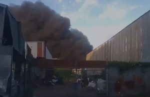 Em Manaus, empresa de reciclagem pega fogo; veja o vídeo Em Manaus, empresa de reciclagem pega fogo; veja o vídeo