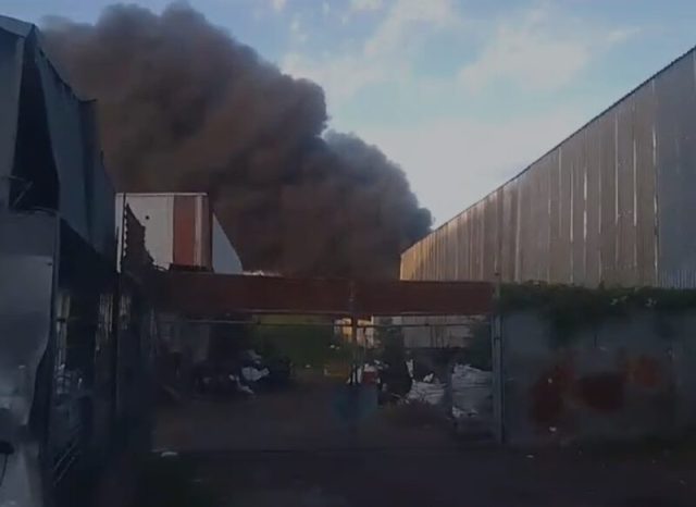 Em Manaus, empresa de reciclagem pega fogo; veja o vídeo