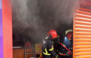 Em Manaus, lanchonete pega fogo no bairro Betânia Em Manaus, lanchonete pega fogo no bairro Betânia
