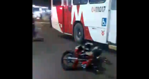 Grave acidente envolvendo carro e moto deixa casal em estado grave em Manaus Grave acidente envolvendo carro e moto deixa casal em estado grave em Manaus