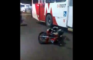 Grave acidente envolvendo carro e moto deixa casal em estado grave em Manaus Grave acidente envolvendo carro e moto deixa casal em estado grave em Manaus