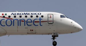 Homem abre porta de avião para escapar de condições perigosasPassageiros disseram que avião estava muito quente e sem ar. Homem abre porta de avião para escapar de condições perigosas