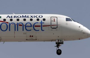 Homem abre porta de avião para escapar de condições perigosasPassageiros disseram que avião estava muito quente e sem ar. Homem abre porta de avião para escapar de condições perigosas