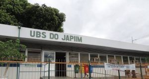 Homem armado invade UBS em Manaus e ameaça pacientes e funcionários Homem armado invade UBS em Manaus e ameaça pacientes e funcionários