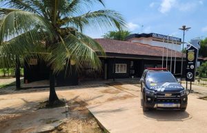 Homem morre em confronto com a polícia após invadir delegacia para resgatar presos no Amazonas Homem morre em confronto com a polícia após invadir delegacia para resgatar presos no Amazonas