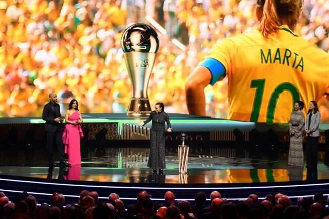 Marta é imortalizada pela Fifa e recebe prêmio em sua homenagem