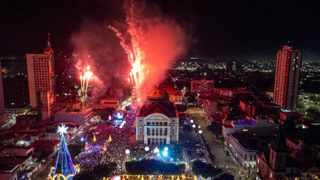 Milhares de pessoas recebem 2024 no primeiro Réveillon do Largo