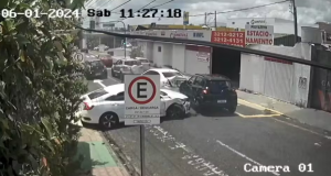 Vídeo: motociclista escapa de atropelamento por carro em perseguição policial Motociclista escapa de atropelamento por carro em perseguição policial