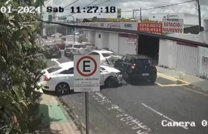 Vídeo: motociclista escapa de atropelamento por carro em perseguição policial Motociclista escapa de atropelamento por carro em perseguição policial