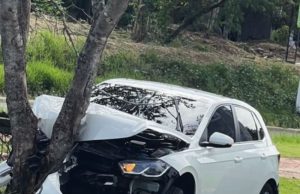 Em Manaus, motorista perde o controle e bate carro em árvore na Avenida Brasil Em Manaus, motorista perde o controle e bate carro em árvore na Avenida Brasil