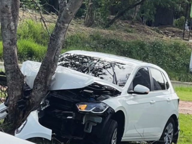 Em Manaus, motorista perde o controle e bate carro em árvore na Avenida Brasil