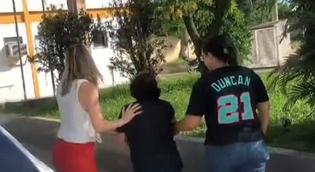 Mulher é detida em flagrante por abandonar filha de 14 Anos em motel Mulher é detida em flagrante por abandonar filha de 14 Anos em motel