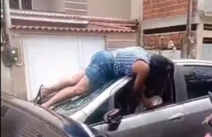 Vídeo: mulher flagra marido com amante e causa confusão após traição Vídeo: Mulher flagra marido com amante e causa confusão após traição