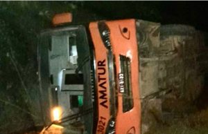 Ônibus tomba na BR-319 e deixa passageiros feridos Ônibus tomba na BR-319 e deixa passageiros feridos