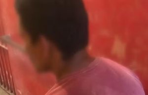 Peruano é detido sob suspeita de agredir sexualmente criança indígena e assassinar seus familiares no Amazonas Peruano é detido sob suspeita de agredir sexualmente criança indígena e assassinar seus familiares no Amazonas