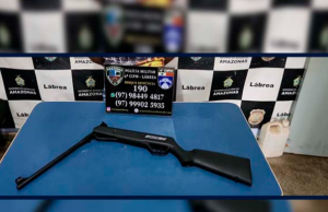Polícia prende homem por tentar vender arma de fogo por aplicativoDe acordo com a PMAM, a prisão ocorreu após denúncia de moradores da região. Polícia prende homem por tentar vender arma de fogo por aplicativo