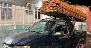 Polícia prende homem por transportar madeira serrada sem documentaçãoO suspeito transportava madeira serrada avaliada em R$ 5 mil. Polícia prende homem por transportar madeira serrada sem documentação