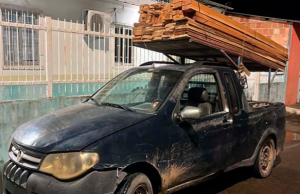 Polícia prende homem por transportar madeira serrada sem documentaçãoO suspeito transportava madeira serrada avaliada em R$ 5 mil. Polícia prende homem por transportar madeira serrada sem documentação