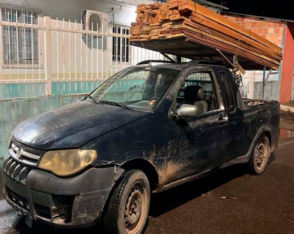 Polícia prende homem por transportar madeira serrada sem documentação