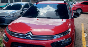 Polícia recupera carro roubado e prende condutor no Adrianópolis Polícia recupera carro roubado e prende condutor no Adrianópolis
