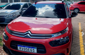 Polícia recupera carro roubado e prende condutor no Adrianópolis Polícia recupera carro roubado e prende condutor no Adrianópolis