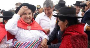 Presidente do Peru é agredida por manifestantes em Ayacucho Presidente do Peru é agredida por manifestantes em Ayacucho