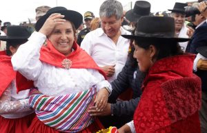 Presidente do Peru é agredida por manifestantes em Ayacucho Presidente do Peru é agredida por manifestantes em Ayacucho