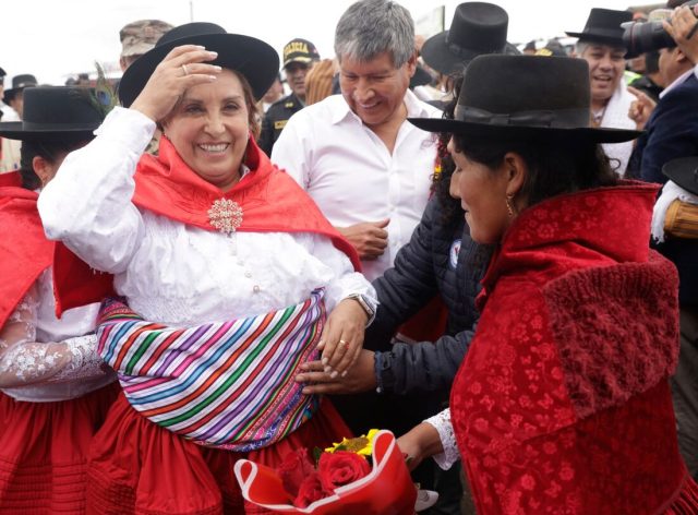 Presidente do Peru é agredida por manifestantes em Ayacucho Presidente do Peru é agredida por manifestantes em Ayacucho