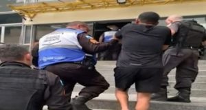 Três assaltantes são presos após tentativa de roubo a casa de chineses no Rio Três assaltantes são presos após tentativa de roubo a casa de chineses no Rio