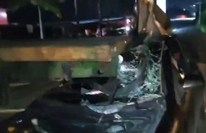 VÍDEO: acidente na zona leste de Manaus deixa veículo completamente danificado após colisão com carreta VÍDEO: acidente na zona leste de Manaus deixa veículo completamente danificado após colisão com carreta
