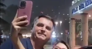Vídeo: Bolsonaro tira foto com sósia de Janja no Rio Vídeo: Bolsonaro tira foto com sósia de Janja no Rio